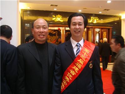 時任福建省人大常委會副主任徐謙與施忠旗董事長合影留念