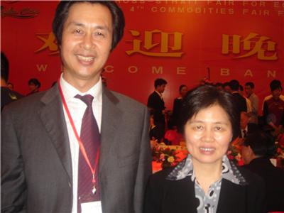 時任中共福建省委常委、教工委書記陳樺與施忠旗董事長合影留念