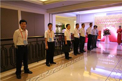 集團(tuán)員工迎接嘉賓到來