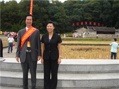 福建省人大副主任雷春美與施忠旗董事長合影留念